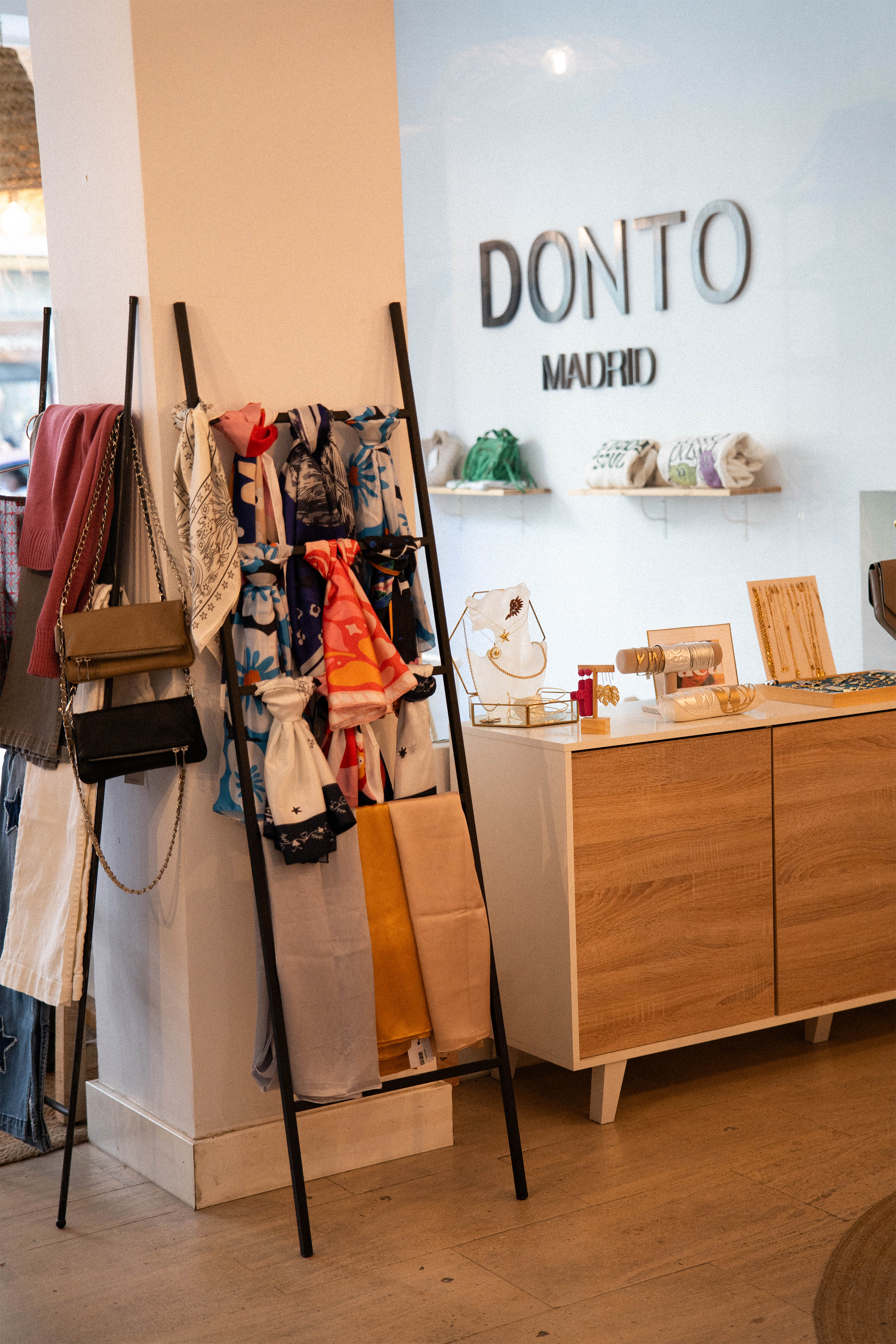 Ropa de marcas en la tienda